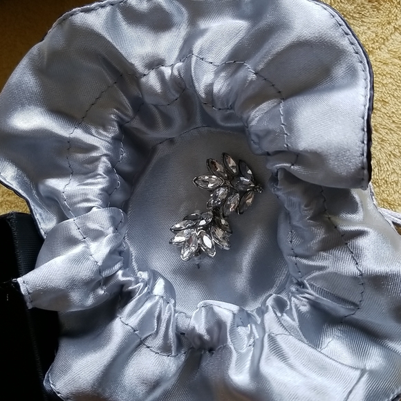 Jeanne Beker Crystal pierced earrings - Picture 8 of 14